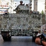 مضيفة تكشف سبب تقديم الماء للركاب “سرا” في الرحلات الجوية