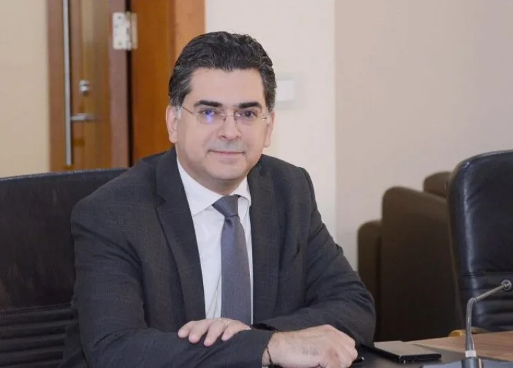 الوقوف دقيقة صمت على أرواح الشهداء الصحافيين خلال مؤتمر صحافي لوزير الإعلام